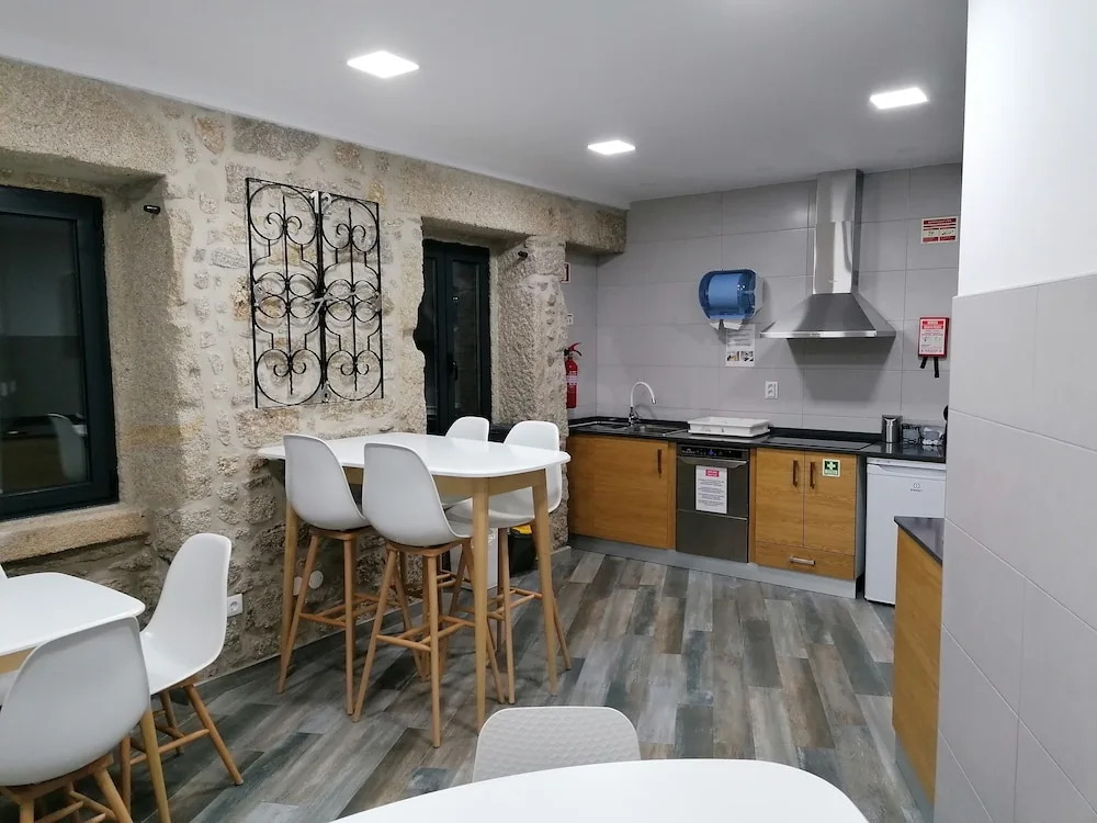 ALOJAMENTO GIRASSOL - Guest House - Quarto com casa de banho privativa