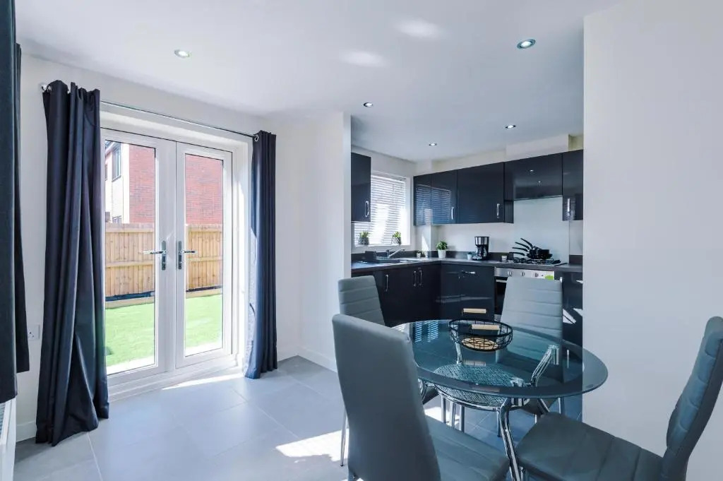 Vidale Court, 3 Bedroom House with River Irwell view, sleeps 6