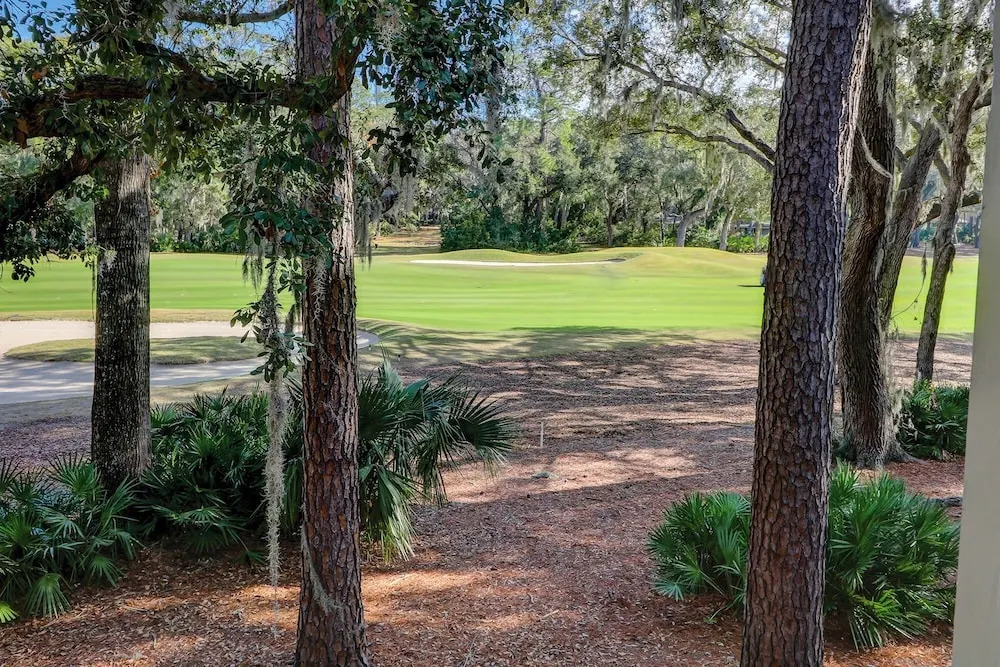 Updated Harbour Town Hideaway w/ Pool & Balcony condo