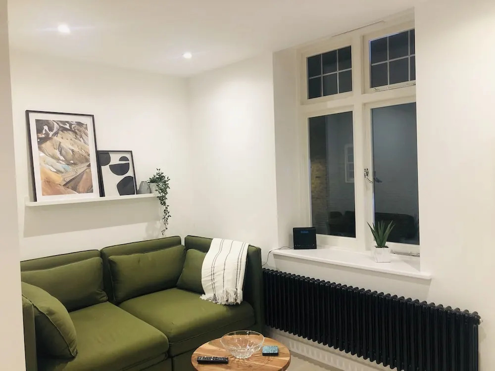 Perfect Holiday Escape - 1 and 2 Bedroom Deluxe Apartments at Liverpool Street