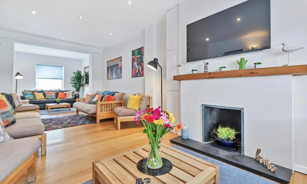 Sunshine Central House | Large luxury group house | Roof terrace | Fast Wifi