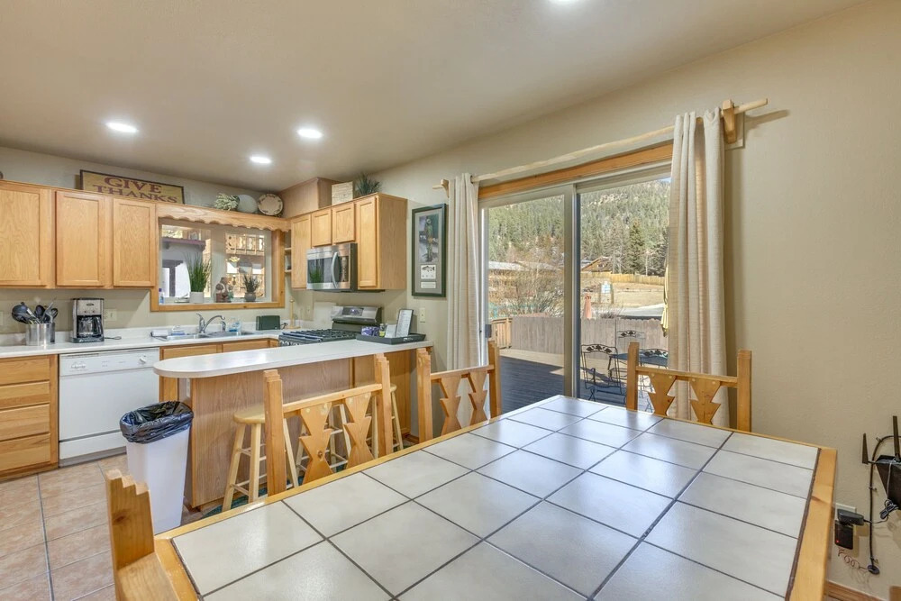 Stunning Red River Retreat Next to Ski Lift!