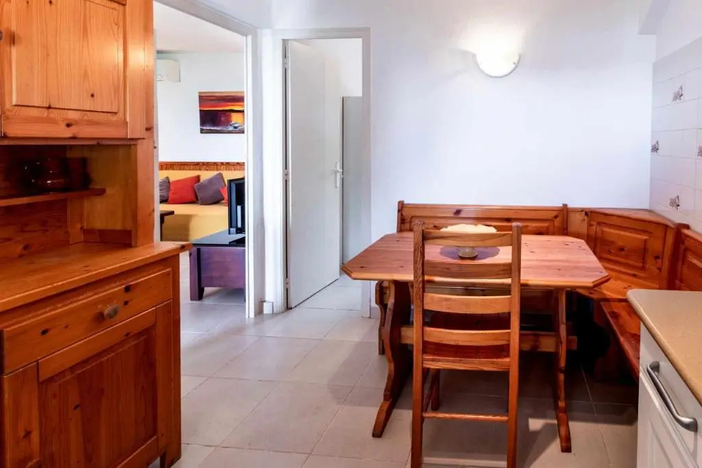 PORT DE LA SELVA 94 Apartamento con extenso jardín y barbacoa