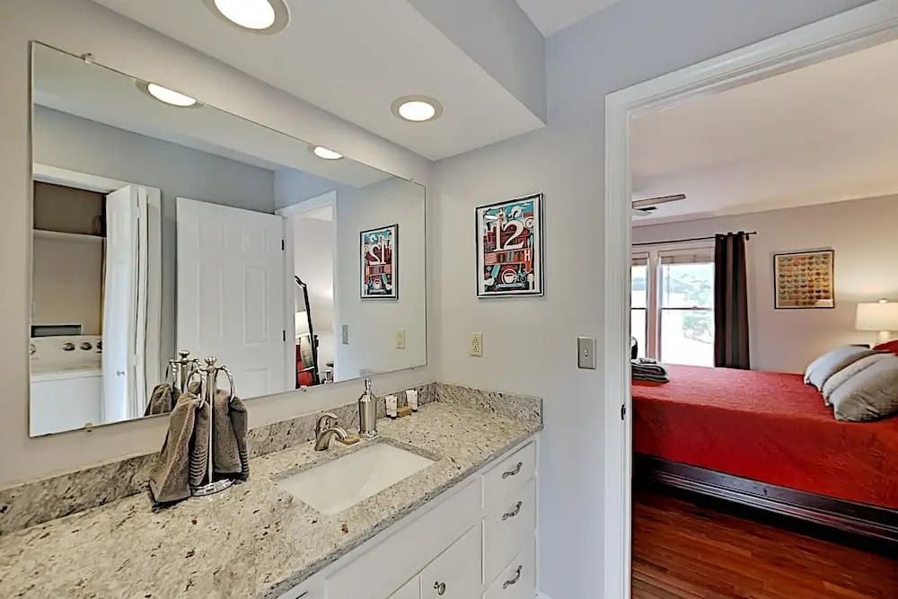 Stylish W/ Patio, Walk To Vanderbilt 2 Bedroom Condo