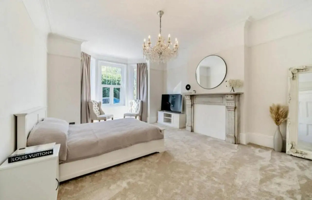Entire Luxury apartment, 10mins from Cotswolds, Child friendly, Great Location & plenty of free parking nearby