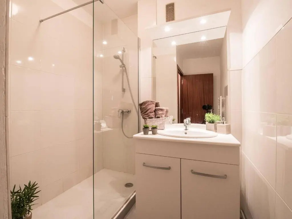Appartement 4 pers avec terrasse, parking privé, proche thermes et remontées mécaniques - FR-1-296-198