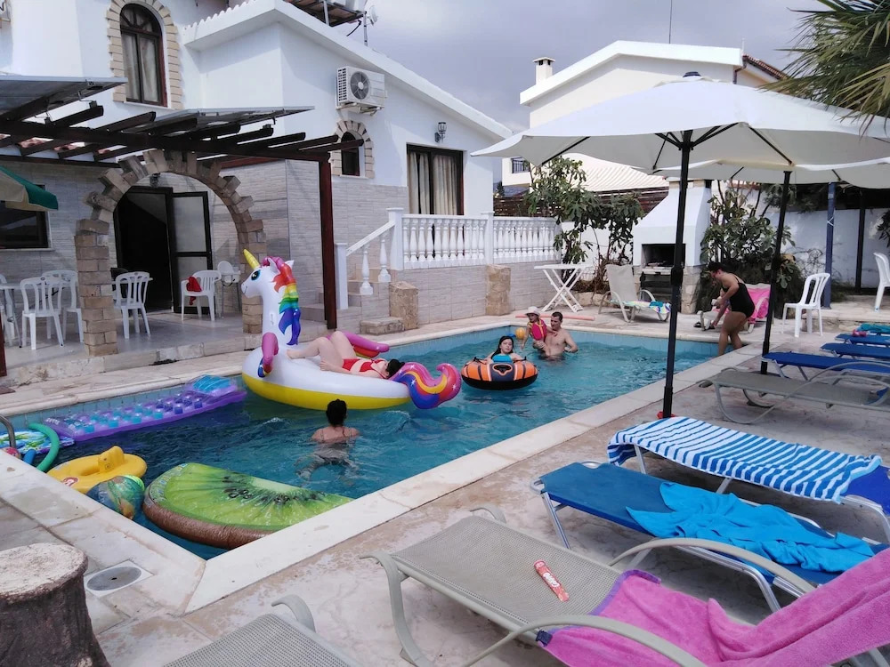 Huge ! Lovely! Private! Villa in The Heart Of Coral Bay! Car Not Essential !