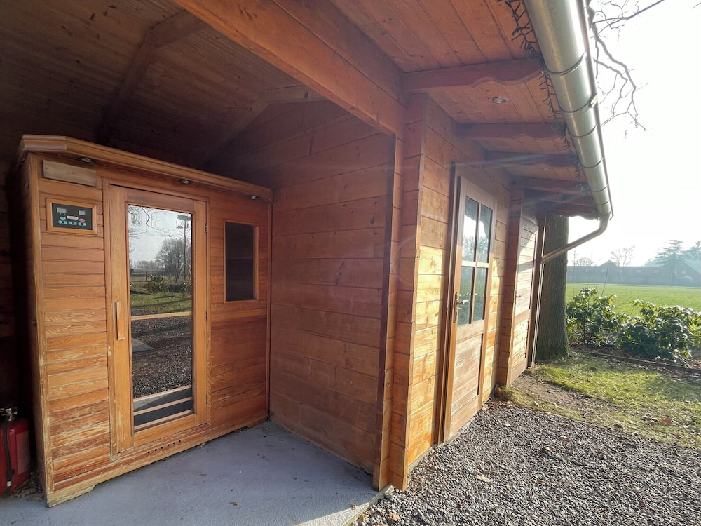 Villa with Sauna & Tub