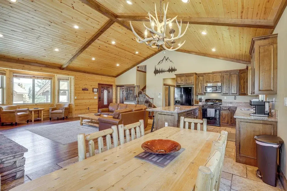 Walkable Big Bear Lake Home w/ Private Hot Tub!
