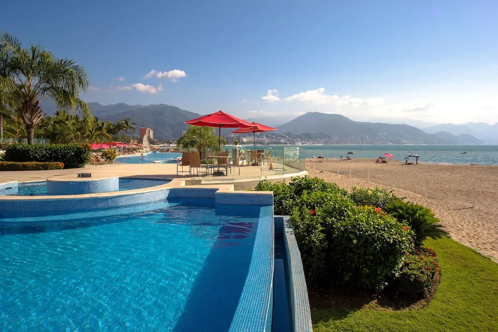Stunning Upgraded Condo All Oceanfront