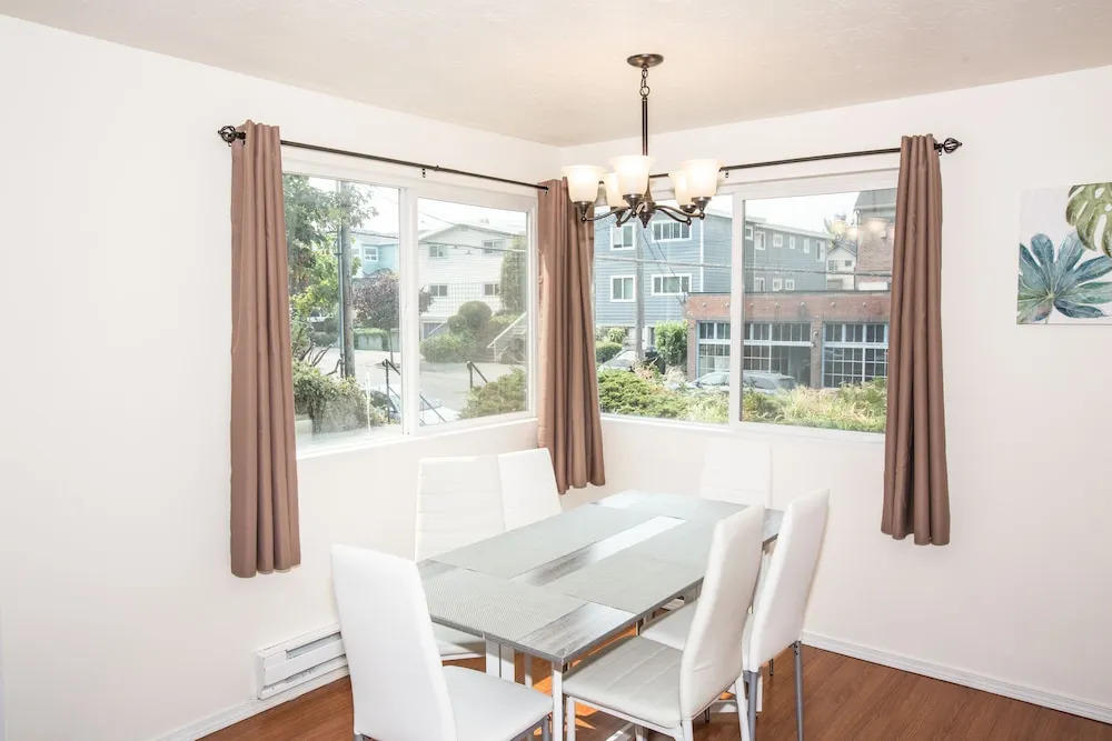 Deplane At Blaine - 2 Seattle Apts - Sleeps 14