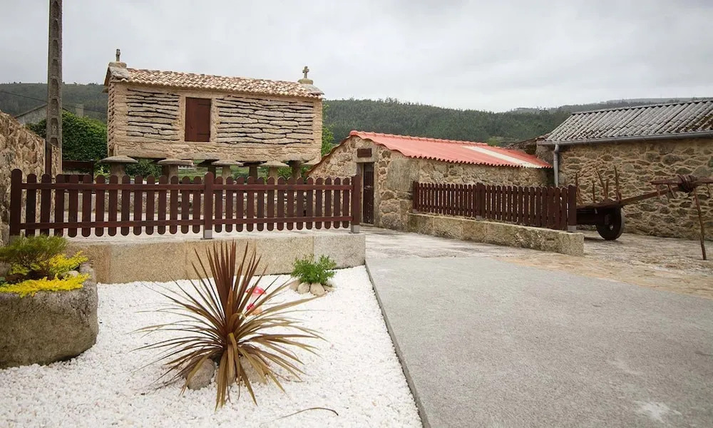 104490 -  House in Cee