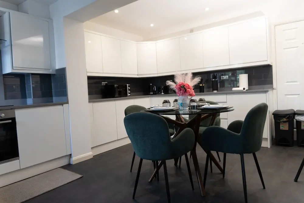 Spacious 4 Bed Home in Milton Keynes -free Parking