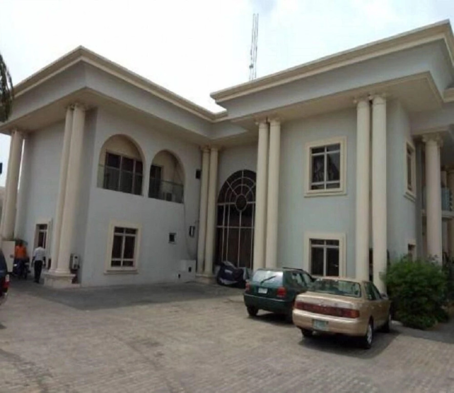 Lagoon Crest Hotel