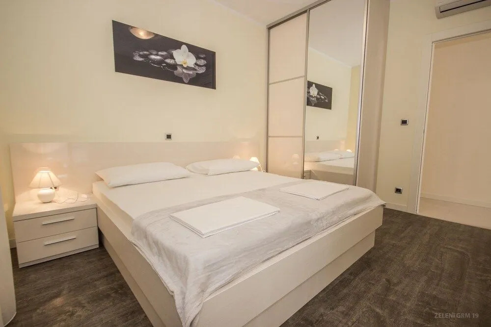 Villa Aurelia by Domus Mirus - Rooftop Cinema & Pool & 6 Minute Walk to Beach