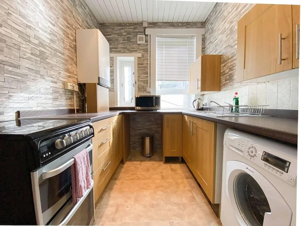 Striking & Elegant 2BR Flat - Free Street Parking