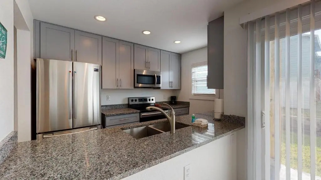 AH-H130 Newly Remodeled Ground Floor Condo, Close to PoolHot Tub