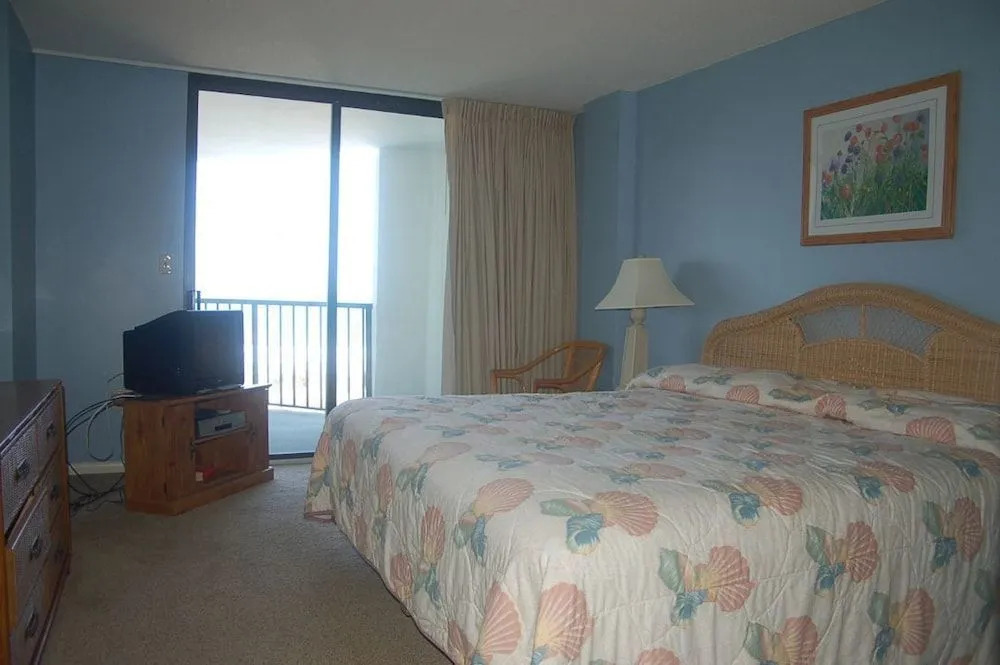 1037-2-G Crescent Sands at CB - 3 Br Condo