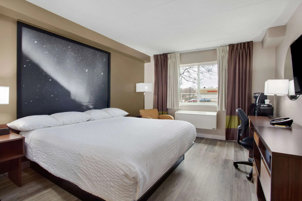 Super 8 by Wyndham Winnipeg West