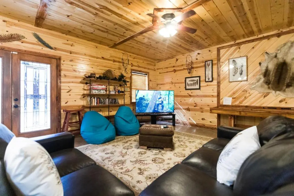 Leaping Lizard Lodge 4 bdrm 3 and a half Bth, Hot tub, Fireplaces, Swing Set, Gameroom