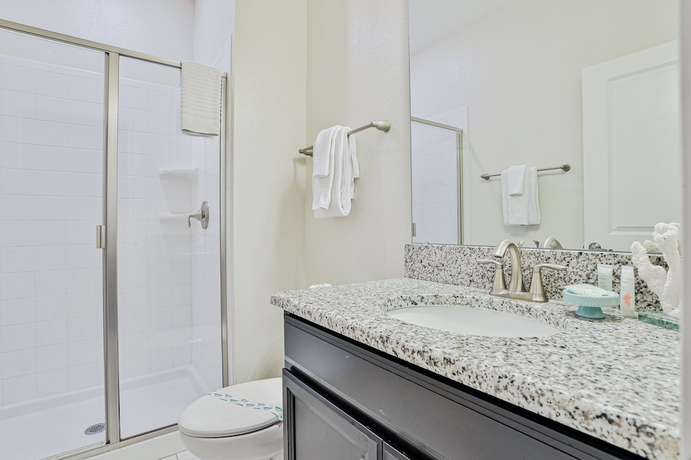 Modern Townhome With Private Pool, hot Tub, Central AC, and Private Washer/dryer