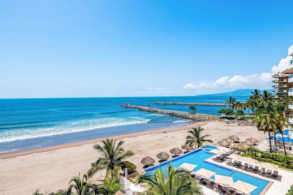 Beachfront 4th-floor Condo With Views, Outdoor Pool, Balcony, W/D & Central AC