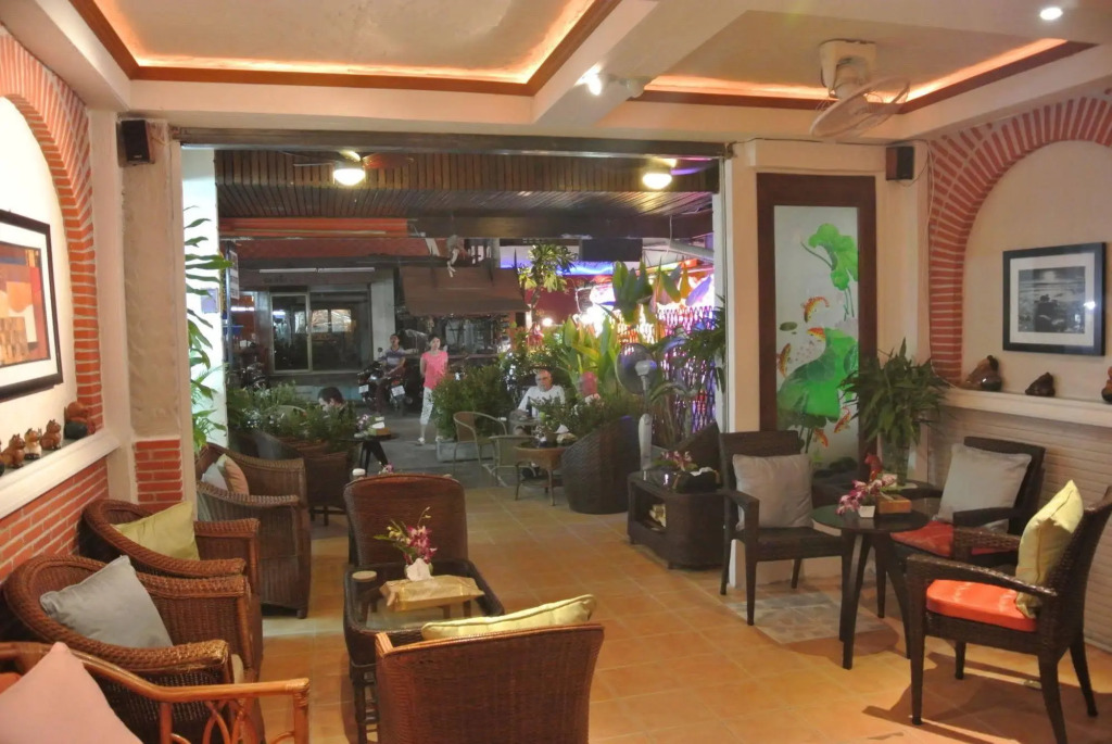 Karon Sunshine Guesthouse & Bar