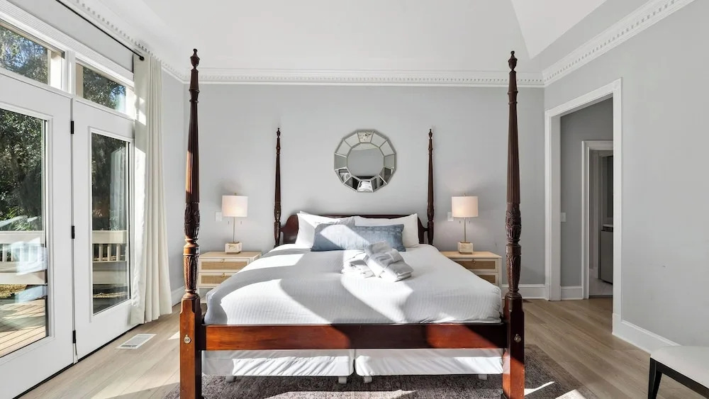 Hilton Ivory by AvantStay