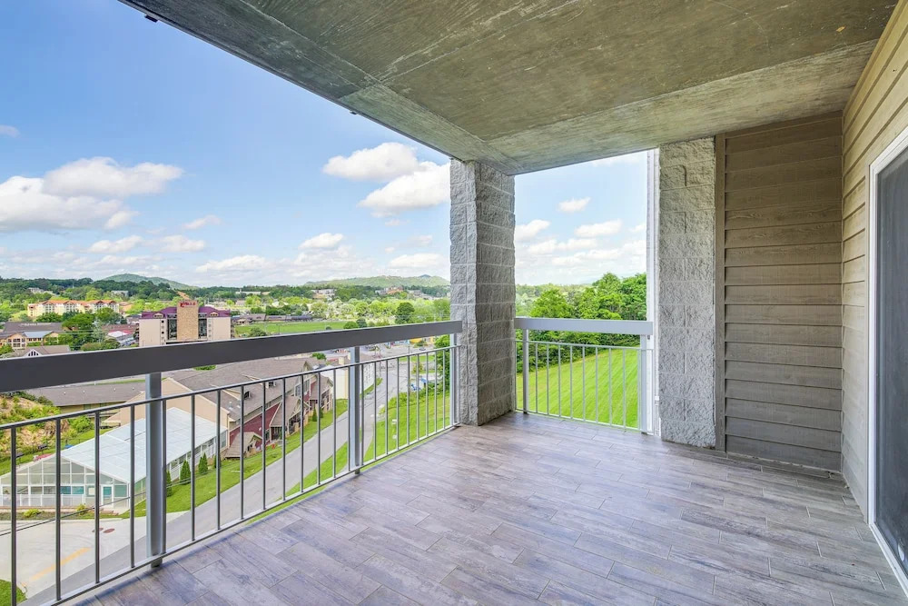 3 Mi to Dollywood: Pigeon Forge Condo w/ Pools!