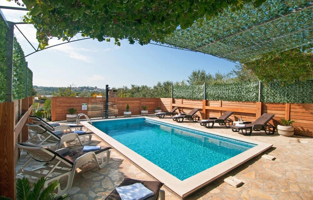 Six-Bedroom Holiday Home In Zrnovnica