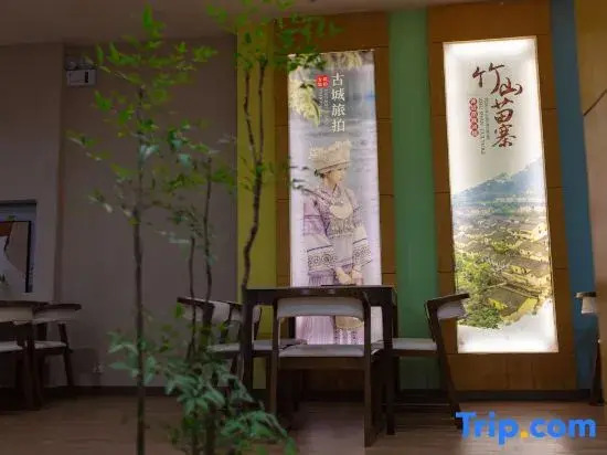 Phoenix Ancient City Warm Heart Pavilion Homestay
