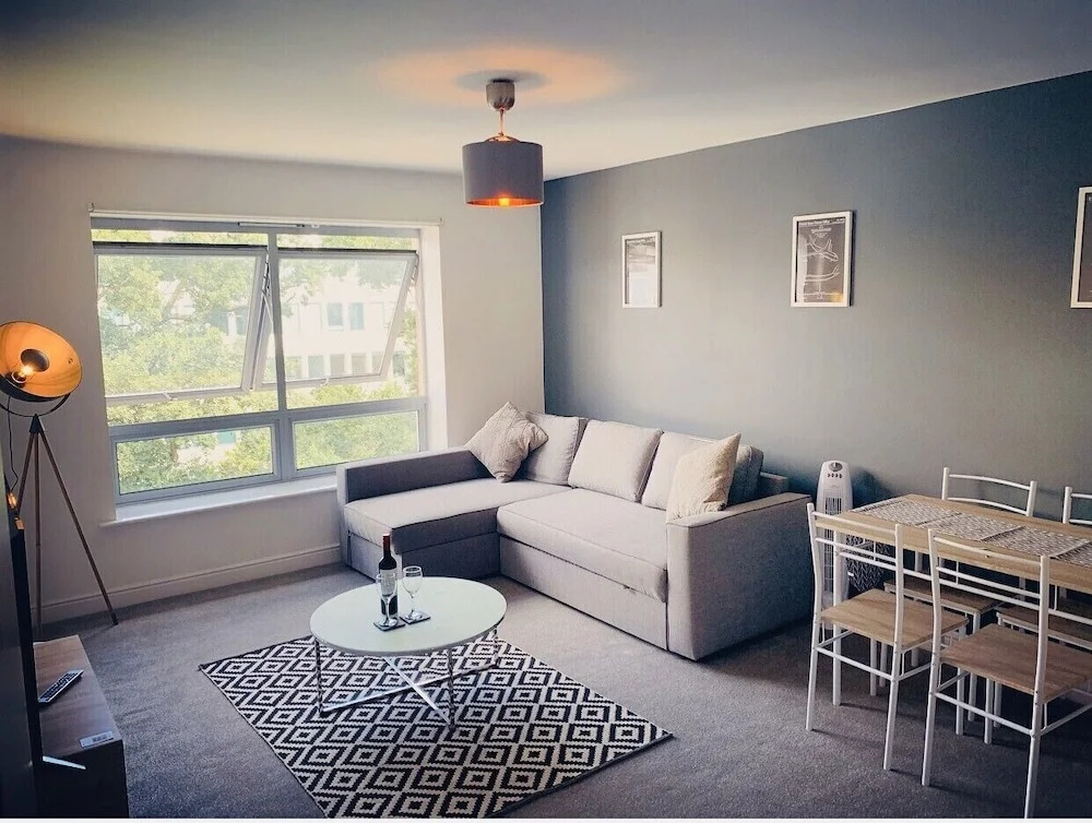 Zebra Serviced Apartments@Cove with FREE Netflix, Parking and Wi-Fi