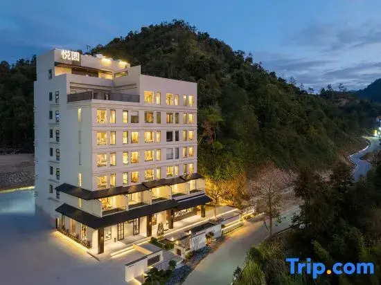 Jiuheyueyuan Wenquan Forest Resort Hotel