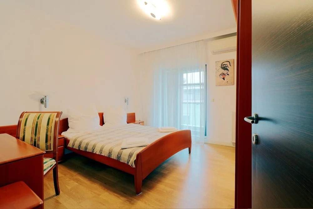 Emerald Apartment