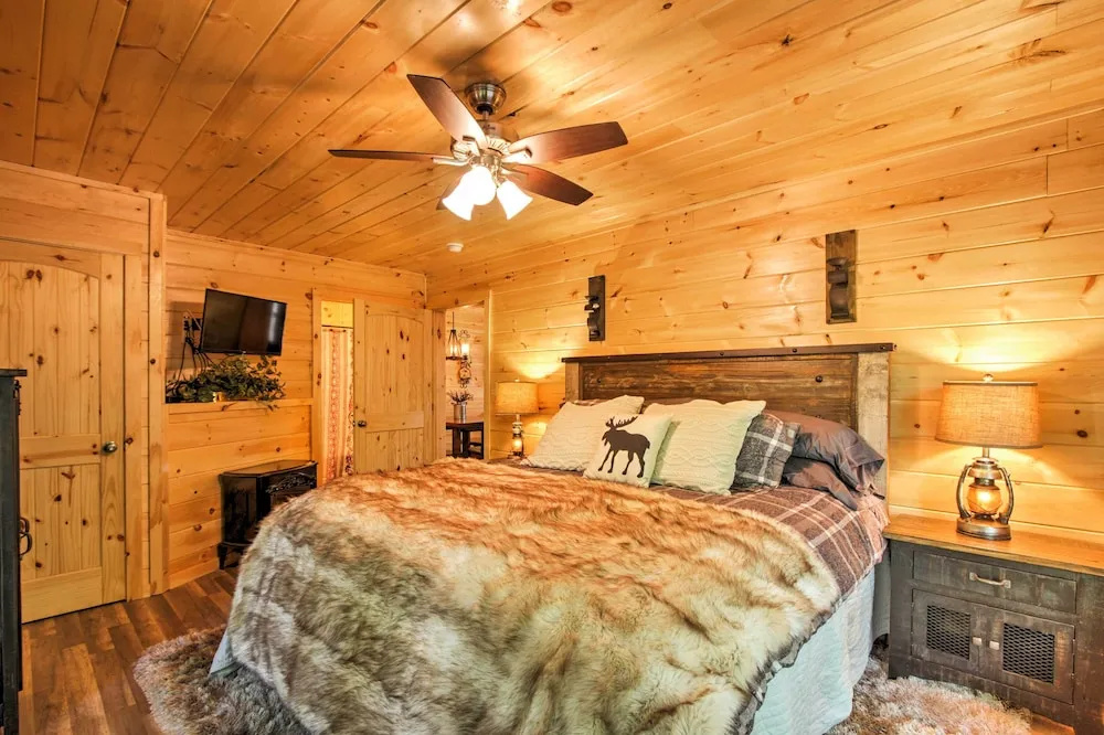 Gatlinburg Cabin w/ Hot Tub: 5 Mi to Downtown