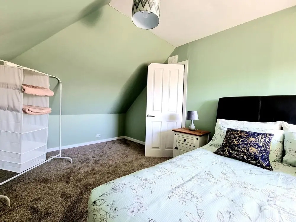 Bright 4 Bed Family Home by the Canal