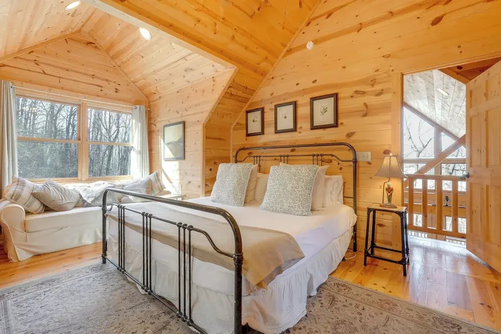 Luxe Mtn-view Cabin w/ Resort Perks in Jasper!