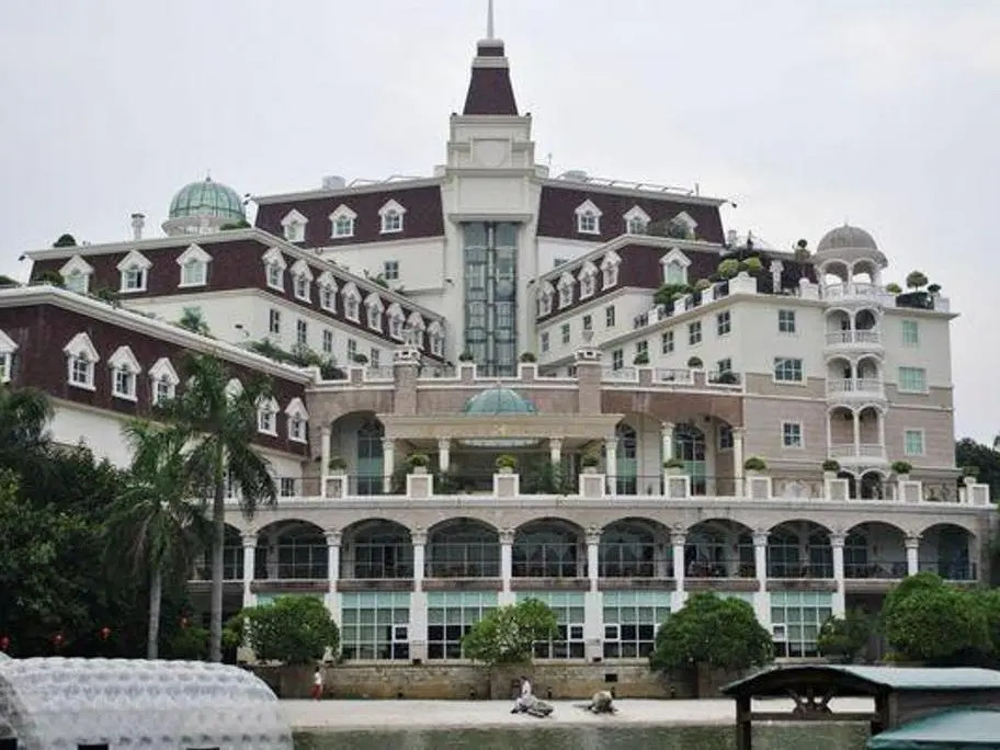 Clifford Golden Lake Hotel
