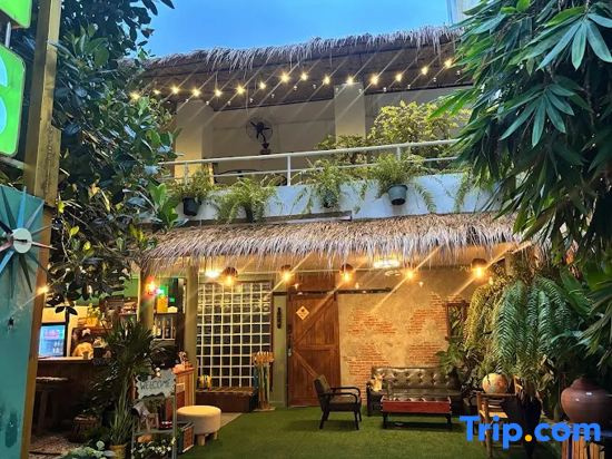 The Oasis on 8 Cozy Homestay & Café