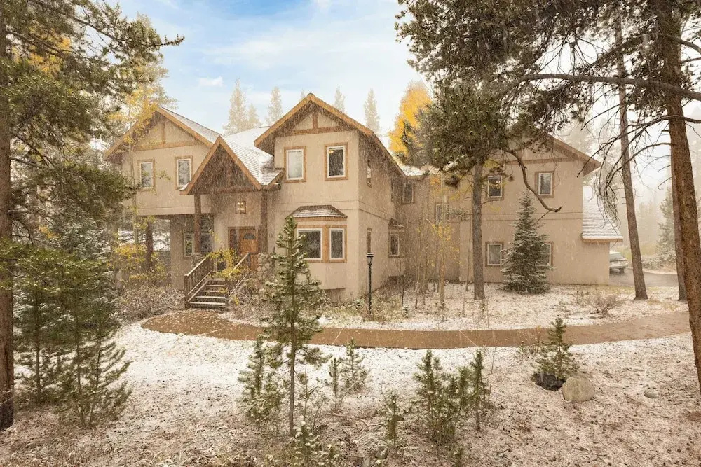 River Rock by Avantstay 8 Bedroom Ski Estate w/ Hot Tub & Movie Theatre 10 Min Walk to Mtn