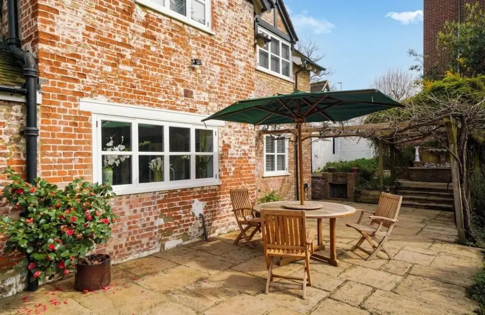 Villa Sleeps 17 With Hot Tub and Parking