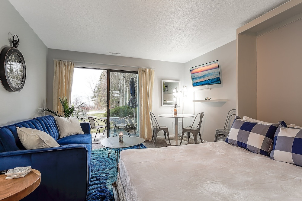 Beautiful Lake View Studio Condo at The Shores 5606