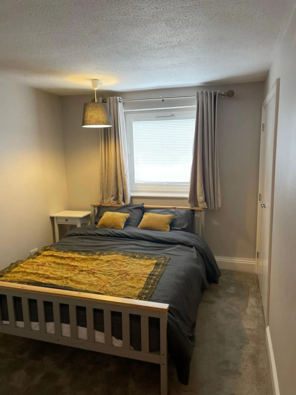 Spacious Apartment near Heathrow with Parking for 2 Cars