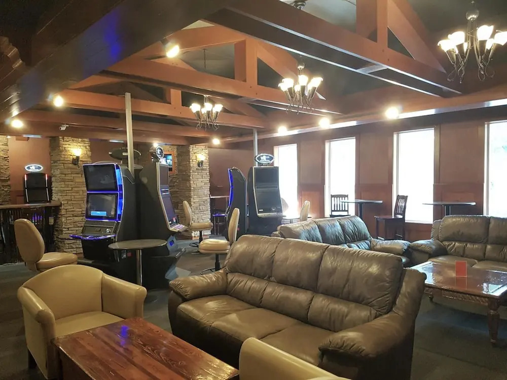 Twin Pine Inn & Suites