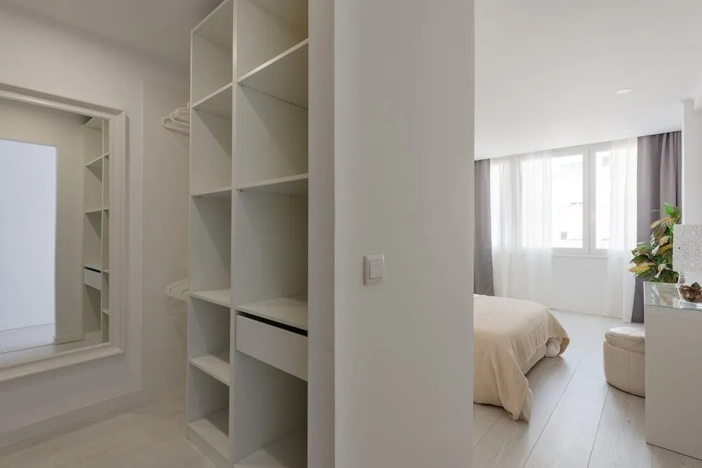 Light-Filled Apt, w/ Free Pick-Up By TimeCooler