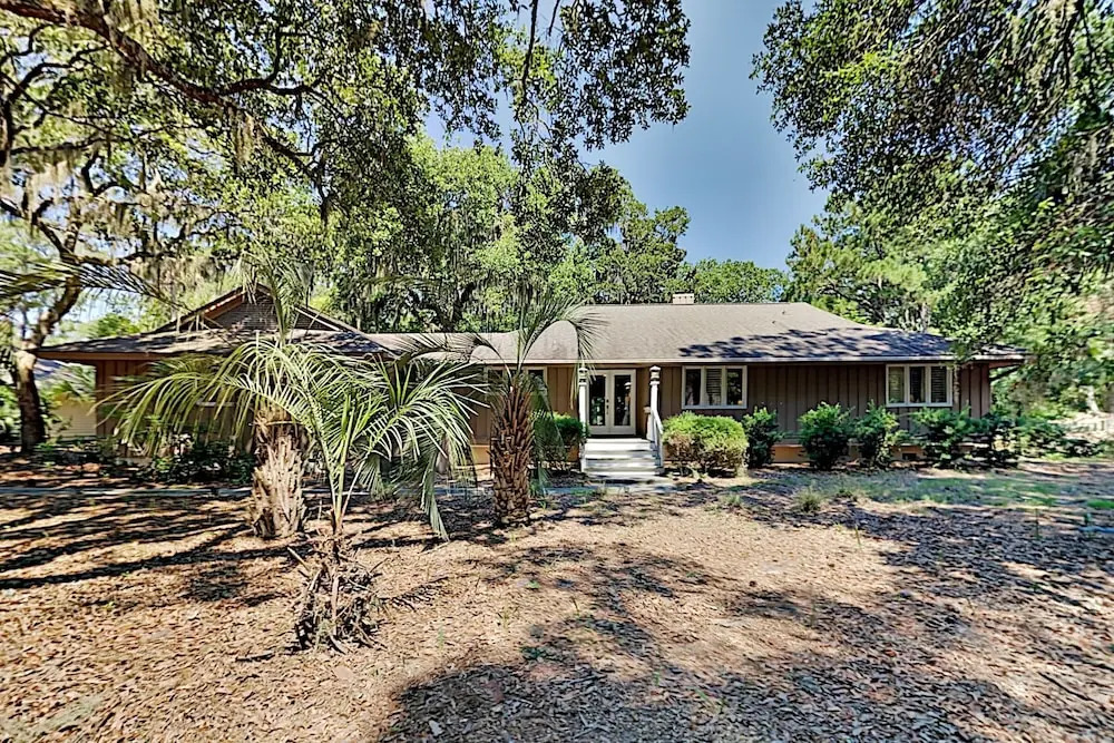 Five Oaks Coastal Cottage in Gated Seabrook Island home