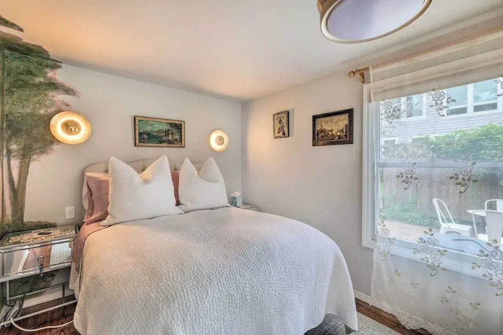 Cute East Hampton Cottage w/ Patio - Walk to Beach