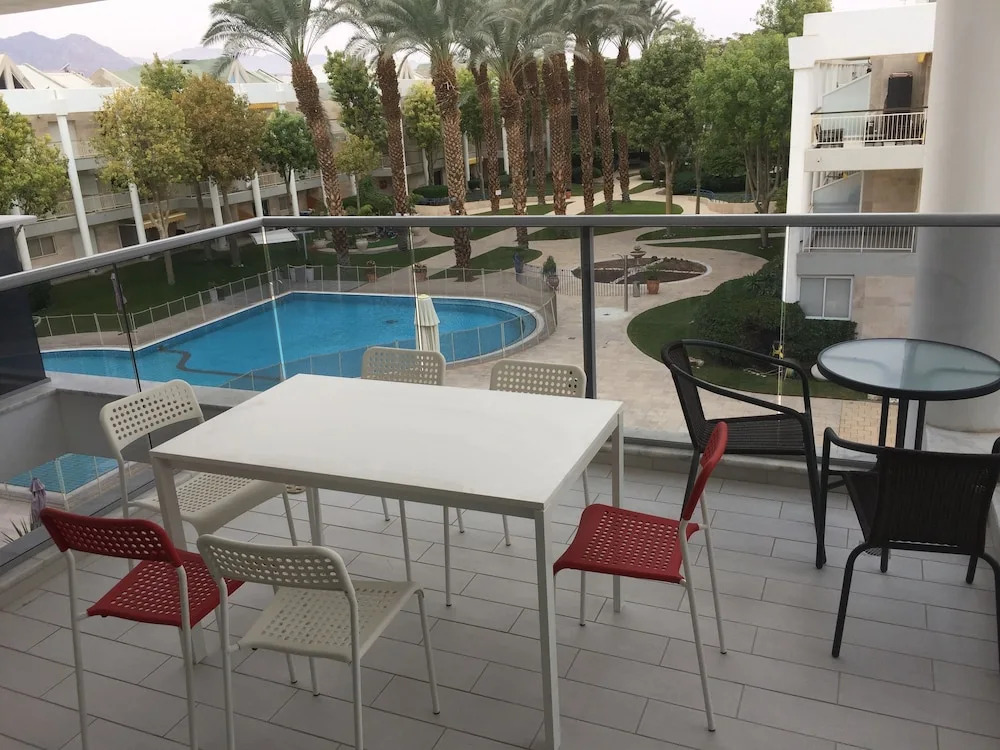Avi's Suites Yossi Avrahami Royal Park