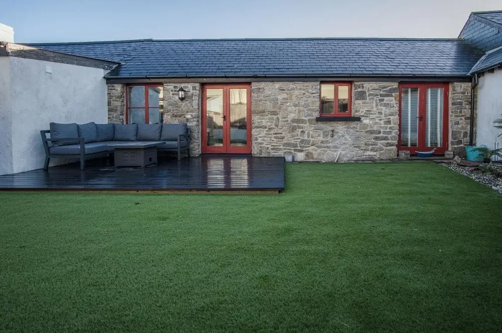 The Old Stables - 3 Bedroom Cottage - Angle