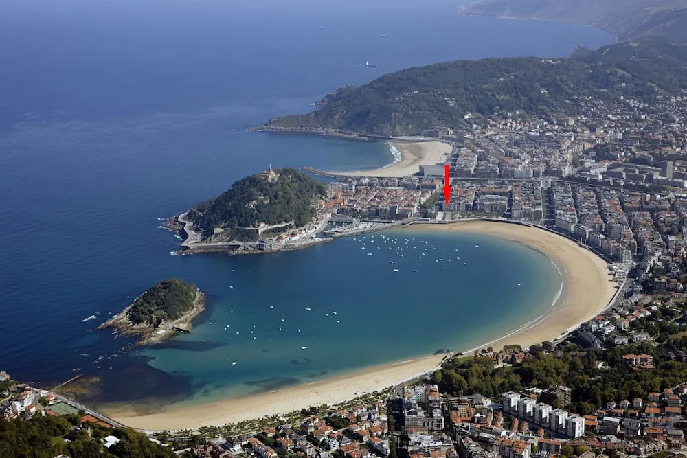 Playa de La Concha 4 by FeelFree Rentals